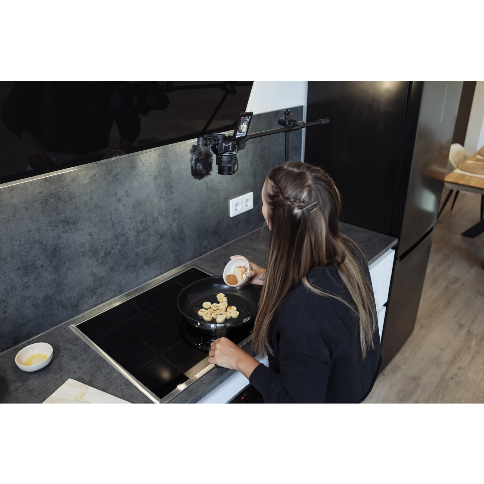 Canon EOS R50 (Black) + RF-S 18-45mm IS STM Creator Kit - Imagen 11