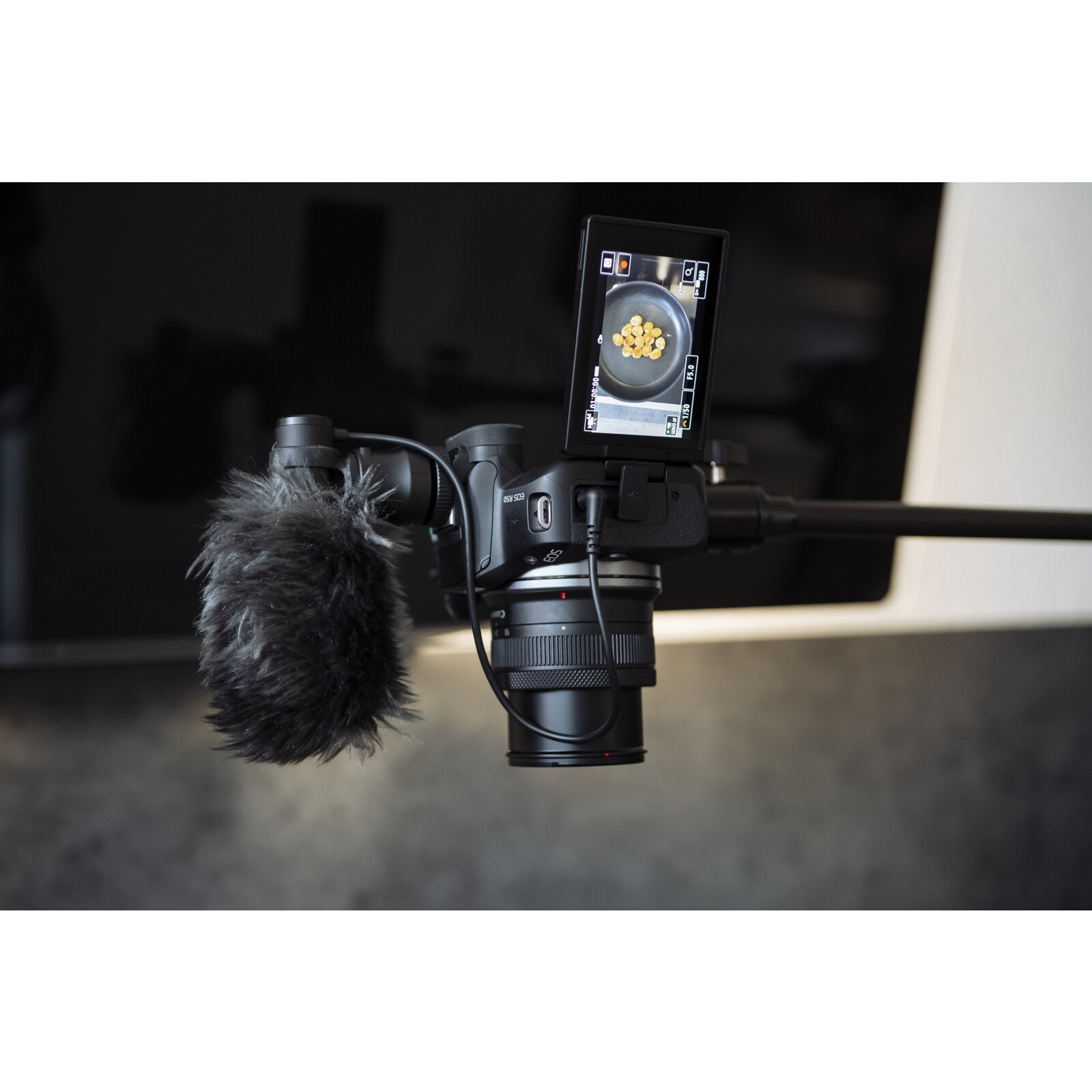 Canon EOS R50 (Black) + RF-S 18-45mm IS STM Creator Kit - Imagen 17